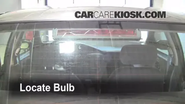 2000 Saturn SL 1.9L 4 Cyl. Luces Luz de freno central (reemplazar foco)